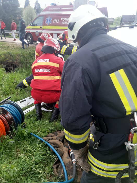 Accident grav în Suceava! O persoană a murit și alte 5 au fost rănite, după ce o mașină a intrat în stâlp. FOTO