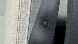 Puțini șoferi știu. La ce folosește butonul de pe centura de siguranță