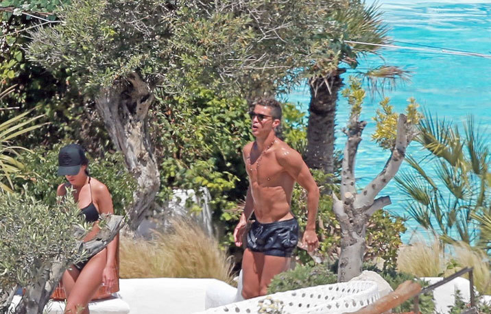 Imagini incendiare cu Cristiano Ronaldo şi prietena lui, modelul Georgina Rodriguez, la plajă