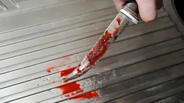 Fată de 17 ani din Vâlcea, reținută după ce și-a înjunghiat iubitul. Tânărul e în stare gravă