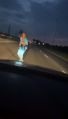 Bianca Drăgușanu țipă la amicul care îi spune să urce în mașină