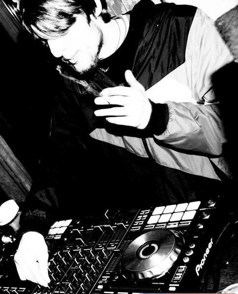 Vlad Pleșoianu, cel mai cunoscut DJ din Iași, și iubita lui sunt acuzați de trafic de droguri