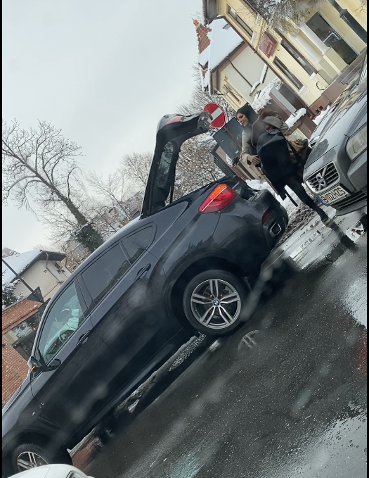 Andreea Tonciu a scos o grămadă de haine din portbagaj