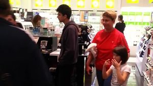 Teo Trandafir si-a scos fiica la in mall! Vezi aici ce si-au cumparat cele doua!