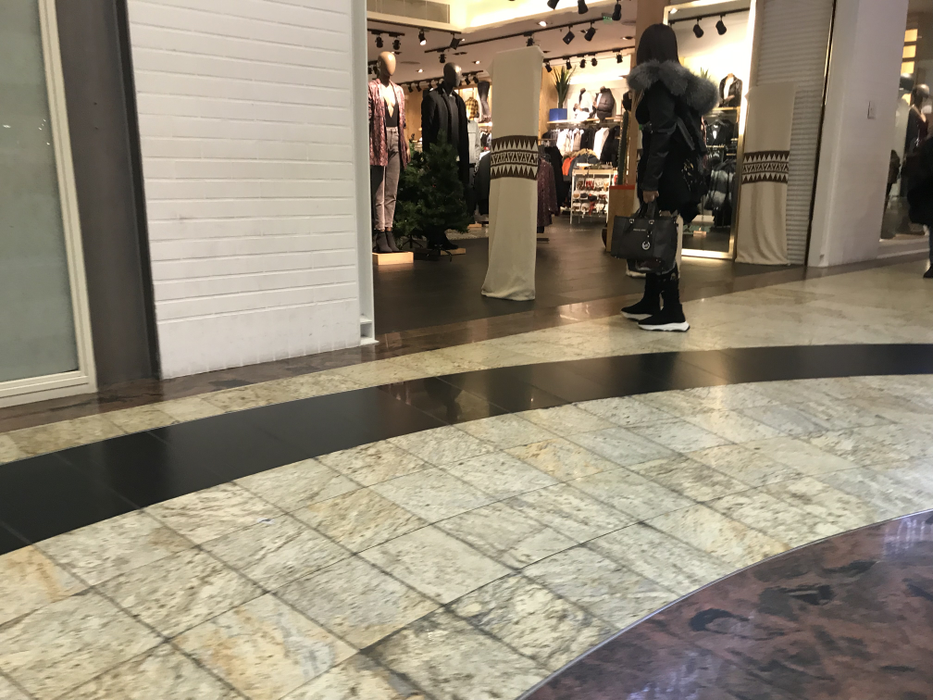 Narcisa caută să cumpere doar haine negre