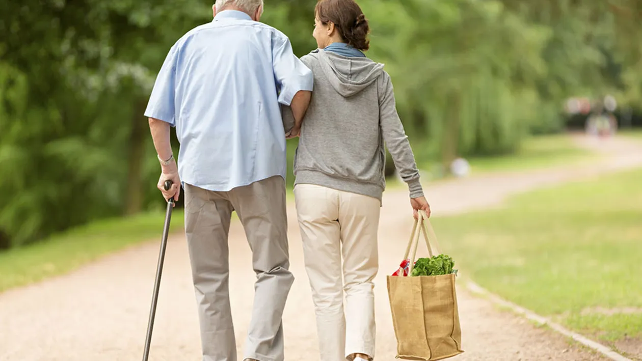 O badantă din România s-a măritat cu pensionarul de 90 de ani de care avea grijă, în Italia. Cum au reacționat rudele bătrânului