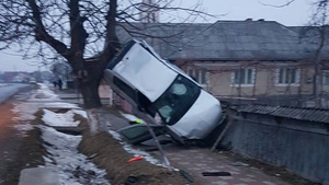Accident spectaculos: un şofer beat şi fără permis a rămas suspendat cu maşina în copac!