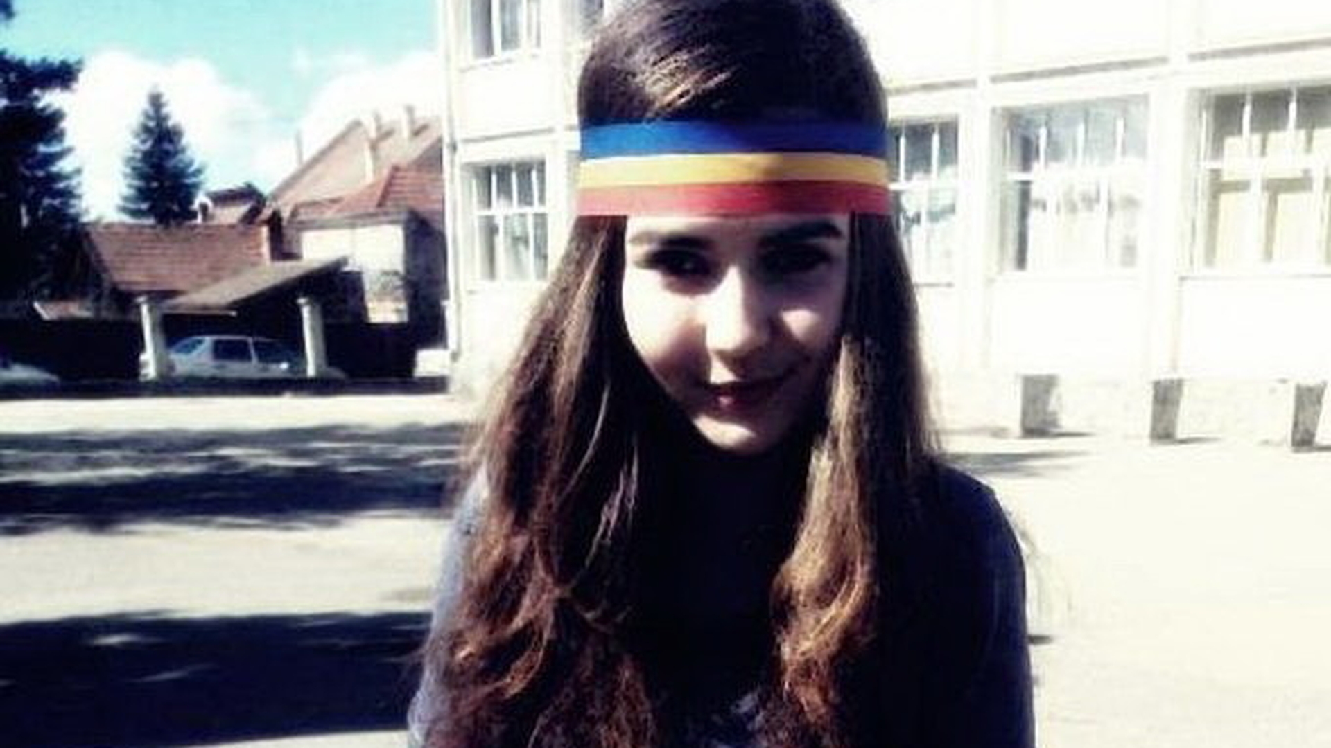 Va mai amintiti de Sabina, eleva cu tricolor? Adolescenta a renuntat la celebra bentita si s-a pozat doar in lenjerie intima