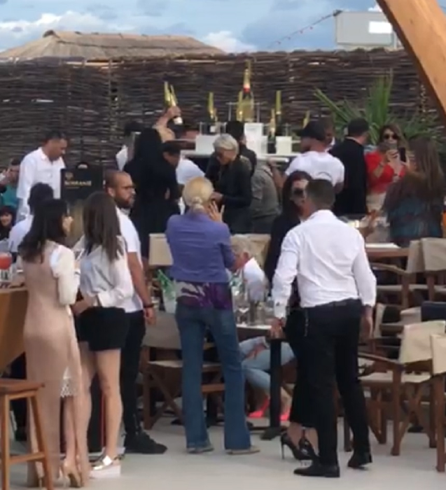 Ilie & Brigitte au “negociat” împăcarea 
cu o piramidă de șampanie