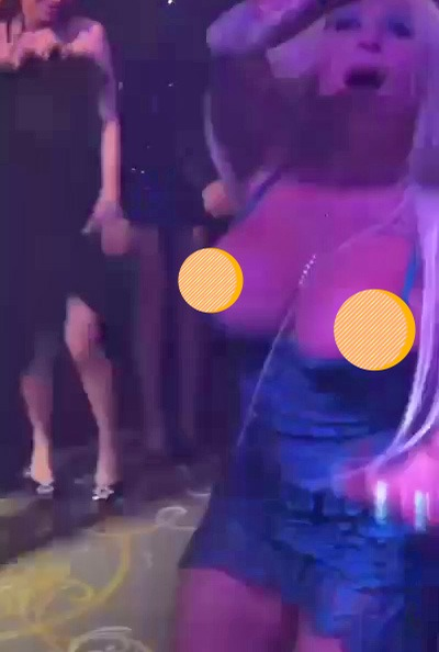 Valentina, soția lui Romeo Dunca, a dansat până i-au "țâșnit" sânii de sub rochiță