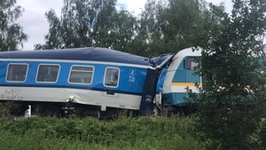 Trei persoane au murit și alte câteva zeci au fost rănite, după ce două trenuri s-au ciocnit frontal