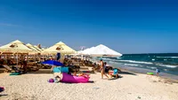 Fără turiști în plin sezon, prețurile scad dramatic. Cât costă un sezlong în stațiunea Mamaia, ”plus o bere sau un suc”
