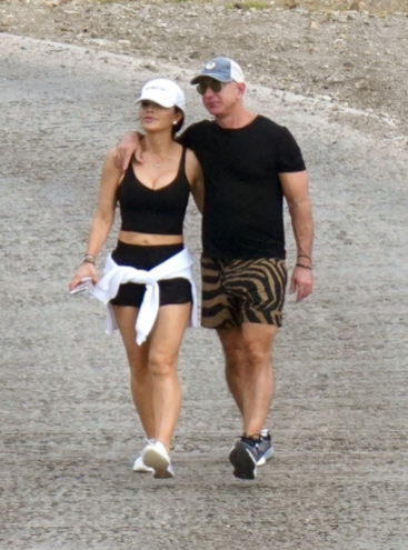 Imagini incendiare cu unul dintre cei mai bogați oameni ai lumii. Jeff Bezos, la bustul gol, cu iubita pe iaht în Caraibe