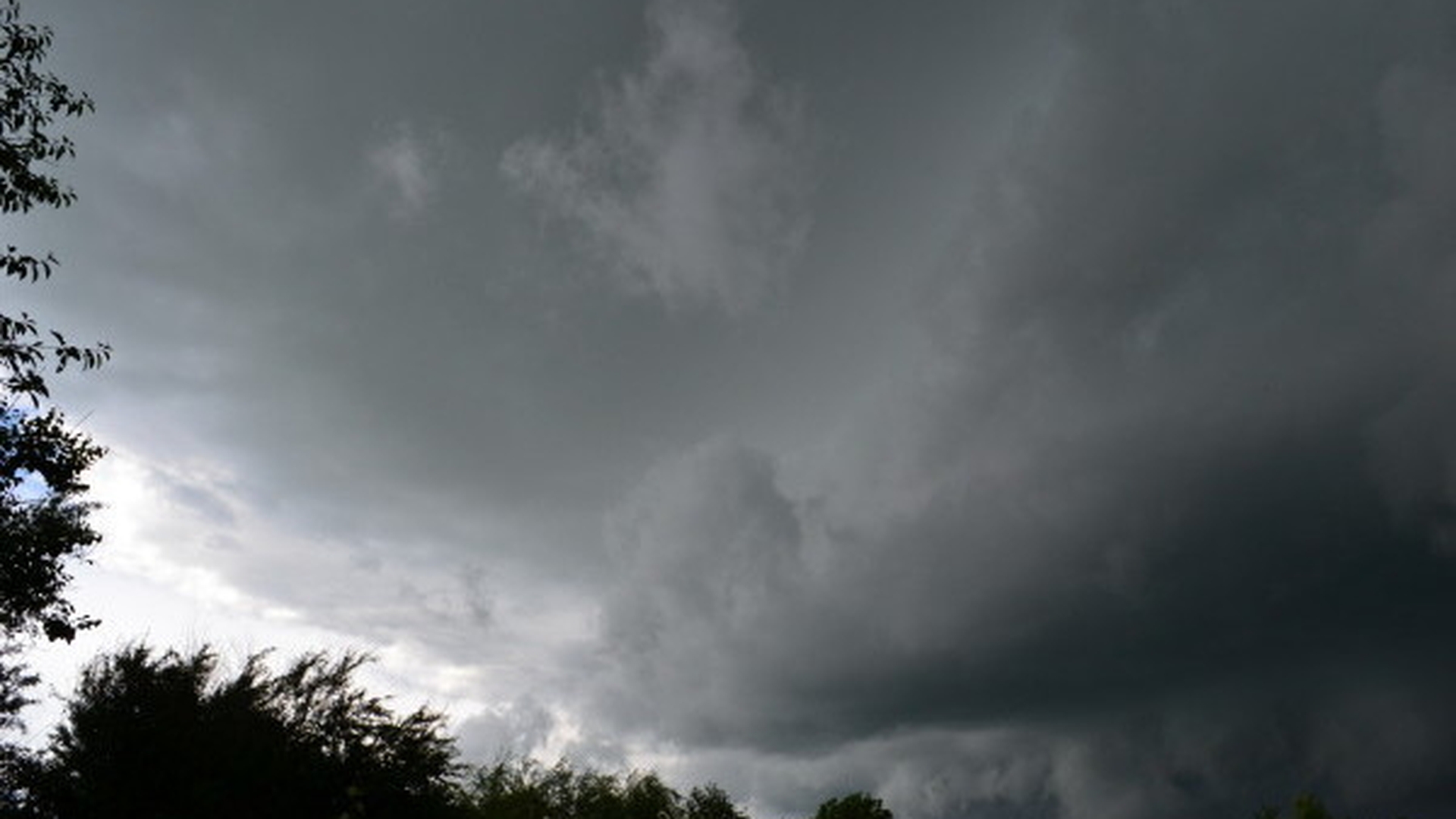 METEO 12 IULIE. Pot apărea averse de ploaie în...