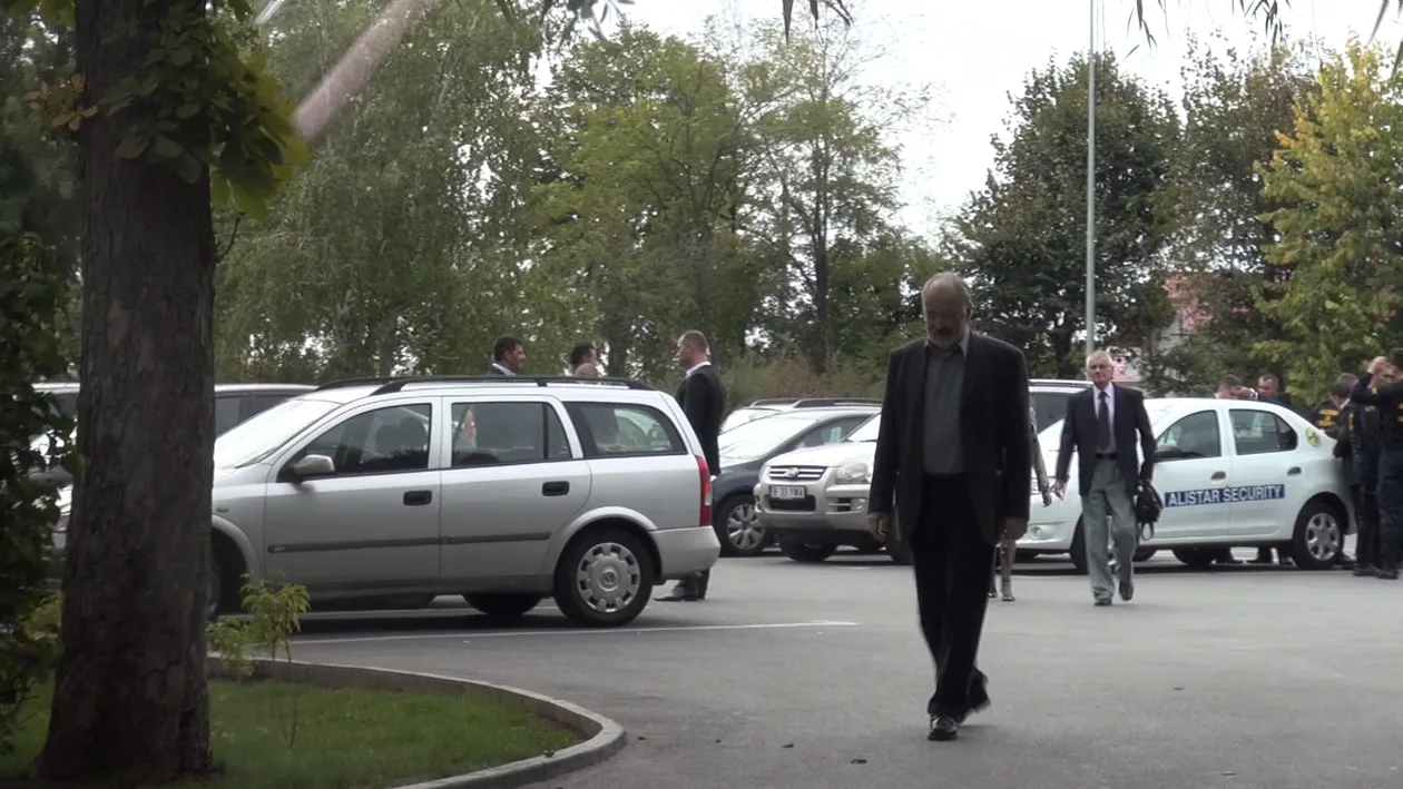 Pe langa plopii fara sot, de mana se plimbau, de ce se-ntampla la TVR, ei nici habar n-aveau! Filmari bomba cu Stelian Tanase