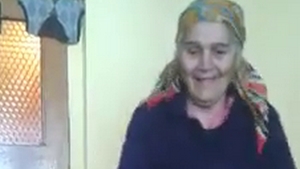 Video de zile mari! O batranica face senzatii pe ritmuri orientale!
