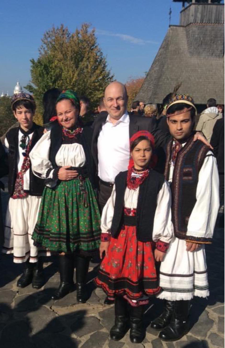 Codrin Ștefănescu, într-una din vizitele sale prin diverse regiuni ale României / Sursă foto: Facebook