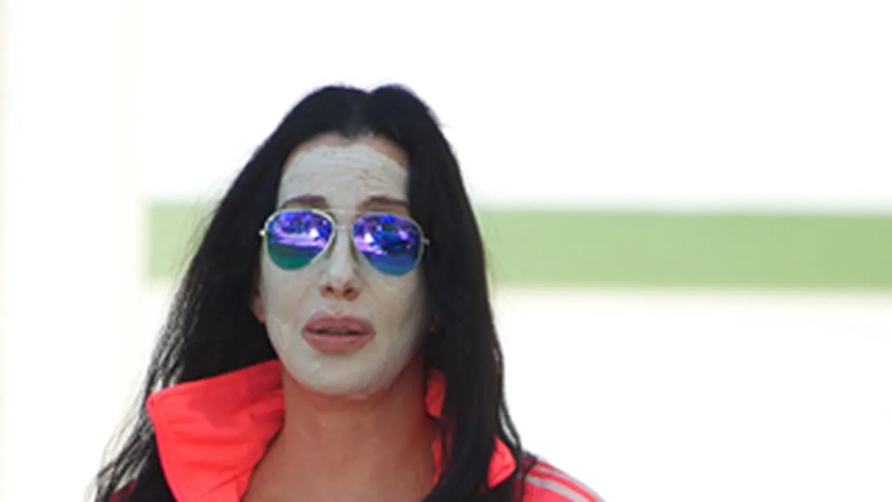 A iesit prin oras cu masca pe fata - Aflati despre ce diva e vorba