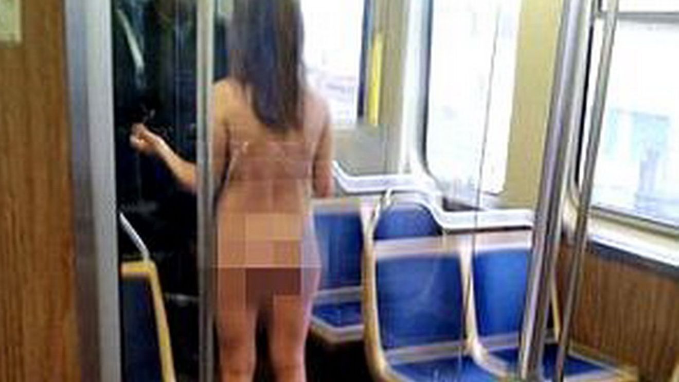 O tanara a urcat in tren complet DEZBRACATA! Ce-a urmat este INCREDIBIL!