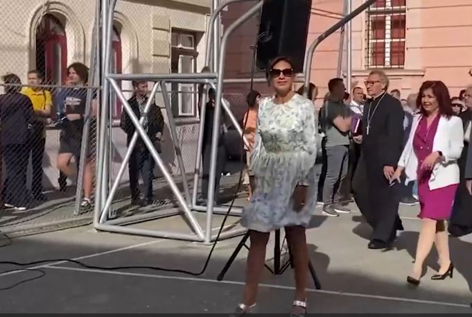 Carmen Iohannis a atras toate privirile în prima zi de școală/ sursă foto: captură video Mesageruldesibiu