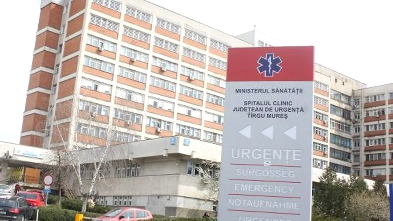 Mizerie groaznică! Imagini scârboase de pe holul Spitalului Județean de Urgență din Târgu Mureș