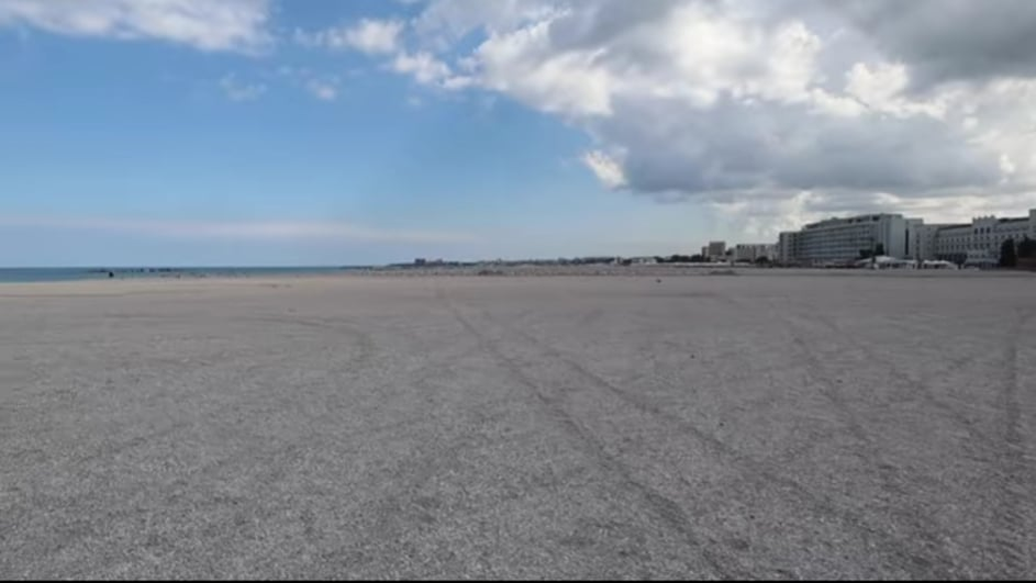 Câte minute faci pe plajă, de la șezlong până la mare, în stațiunea Mamaia. Un cuplu a cronometrat „experiența”