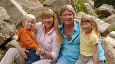 Ţi-l mai aminteşti pe fiul lui STEVE IRWIN? Seamănă leit cu tatăl său şi a ajuns să fie celebru pentru că îi calcă pe urme vânătorului de crocodili