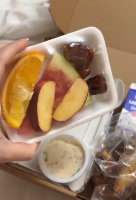 Ce alimente au primit românii blocați de bombardamente în Dubai. Autoritățile din Emirate le-au livrat gratuit cutii pline la cazare