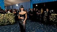 Ținuta lui Kim Kardashian, călcată de un bodyguard la Met Gala 2025. Cum a reacționat vedeta imediat. Imagini video
