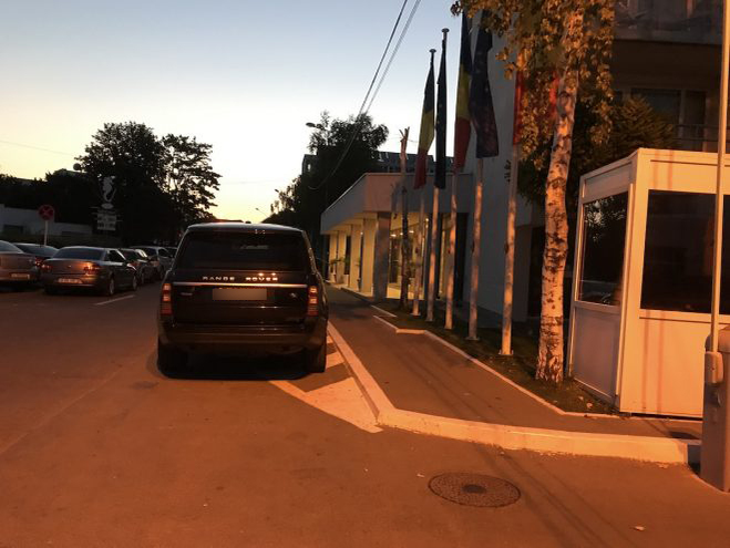 Maşina miliardarului în faţa hotelului Inter din Venus.