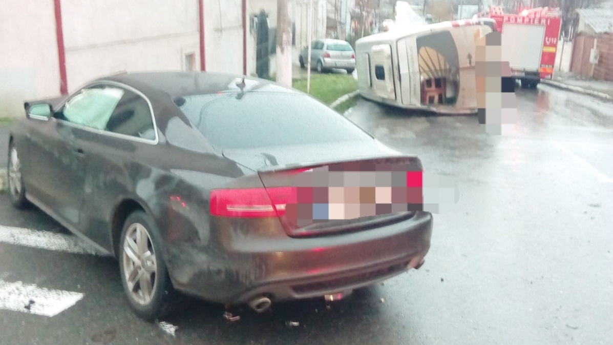 Accident grav cu un microbuz la Turnu Măgurele! După impact, vehiculul s-a răsturnat. Doi pasageri au ajuns la spital