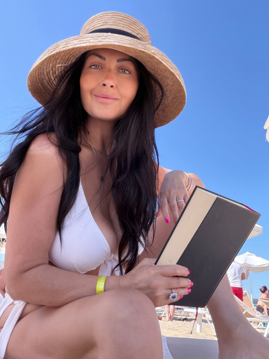 Gabriela Cristea face senzație pe litoralul din Bulgaria. Apariție îndrăzneață în costum de baie