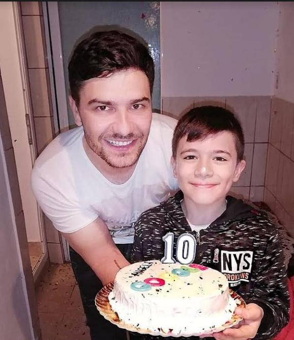 Povestea cutremurătoare a lui Karym, artistul care-și crește singur băiatul: ”Am ținut cu dinții să trăiască!”
