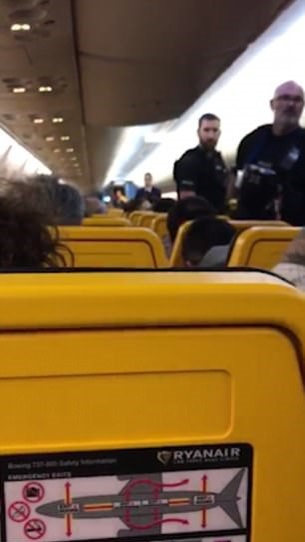 S-a urcat în avion la fel precum ceilalţi pasageri, dar stewardesele au chemat rapid Poliţia! Ce făcuse atât de grav bărbatul de a trebuit scos cu forţa