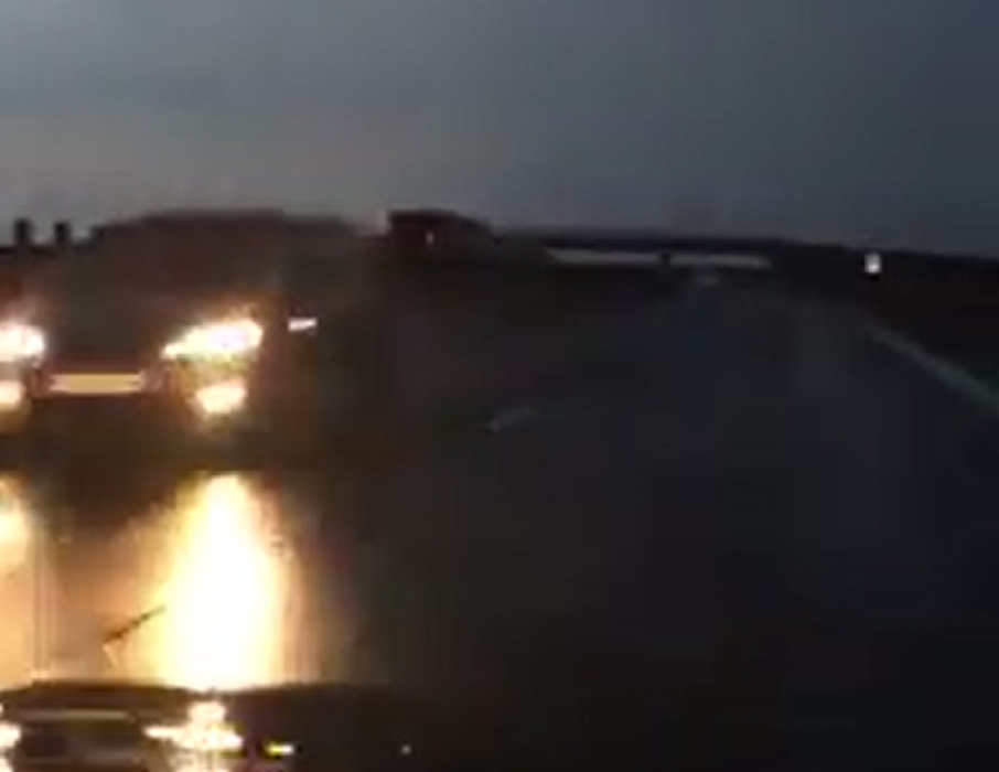 Şofer gonind pe contrasens, pe autostradă