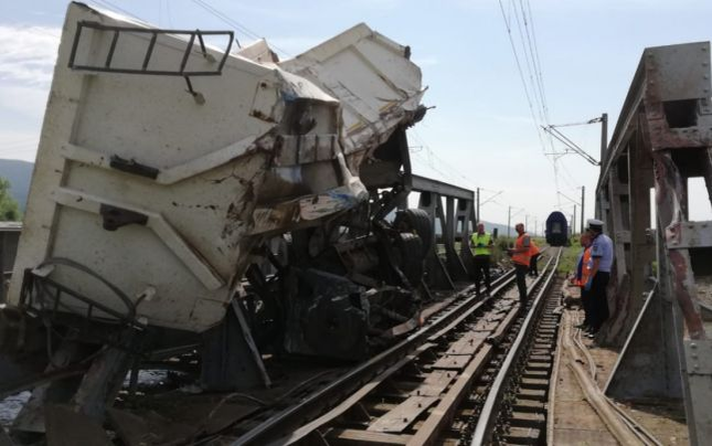 Accident pe calea ferată în județul Bacău. Locomotiva și un vagon al unui tren de persoane au deraiat, după impactul cu un camion
