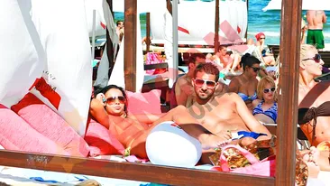 Bomba sexy a postit un pat si o bere cu un baiat