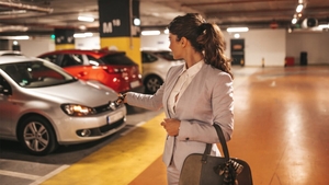 825 lei amendă pentru toți șoferii din România care uită să facă acest lucru banal, după ce parchează mașina. Unii dintre ei vor afla abia acum că se dă amendă pentru așa ceva