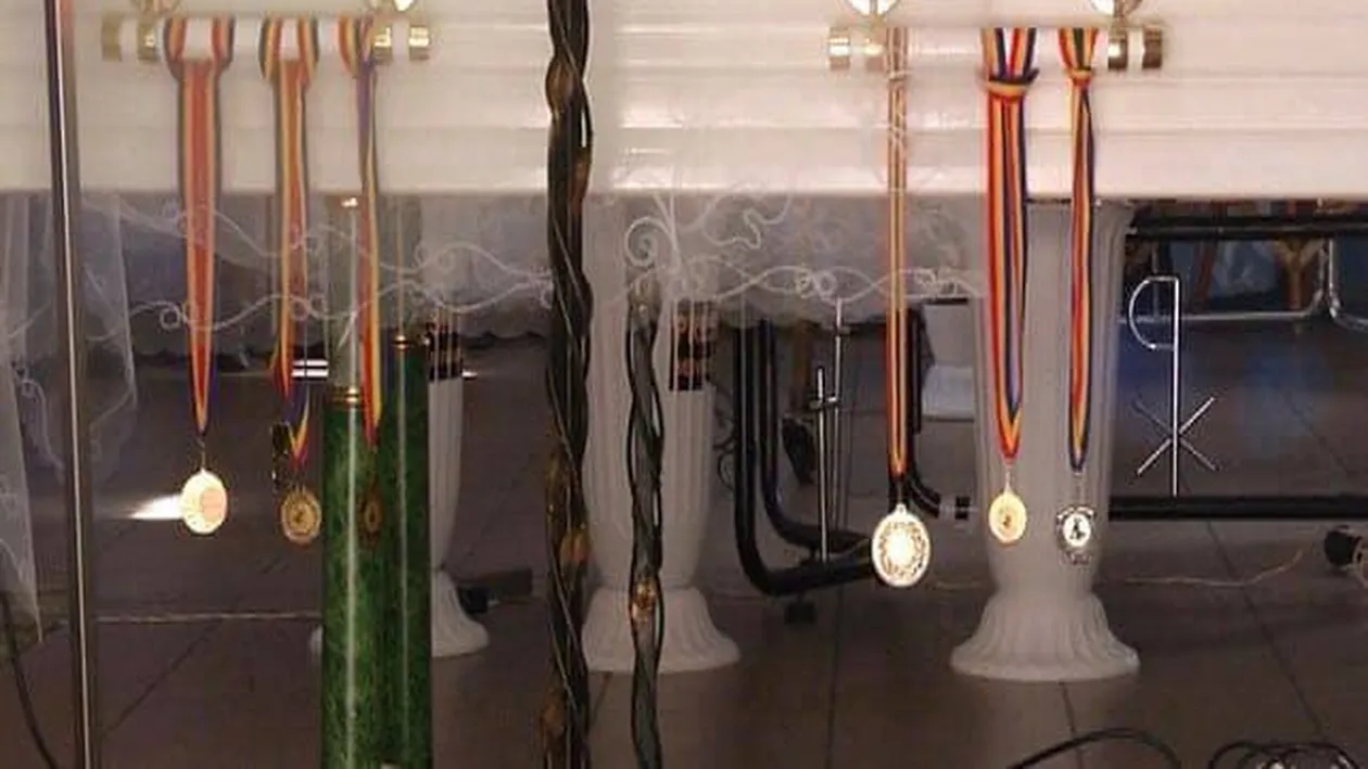 Tânăra Andreea Denisa Olaru, ucisă în accidentul provocat de fiul judecătorilor, înmormântată în negru