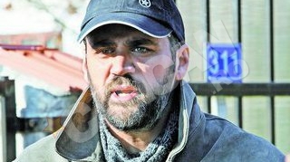 Zina Dumitrescu a iesit la geam in timp ce fiul ei dadea interviuri la poarta azilului! "Mama nu e legata cu catuse, se simte ca la pensiune"