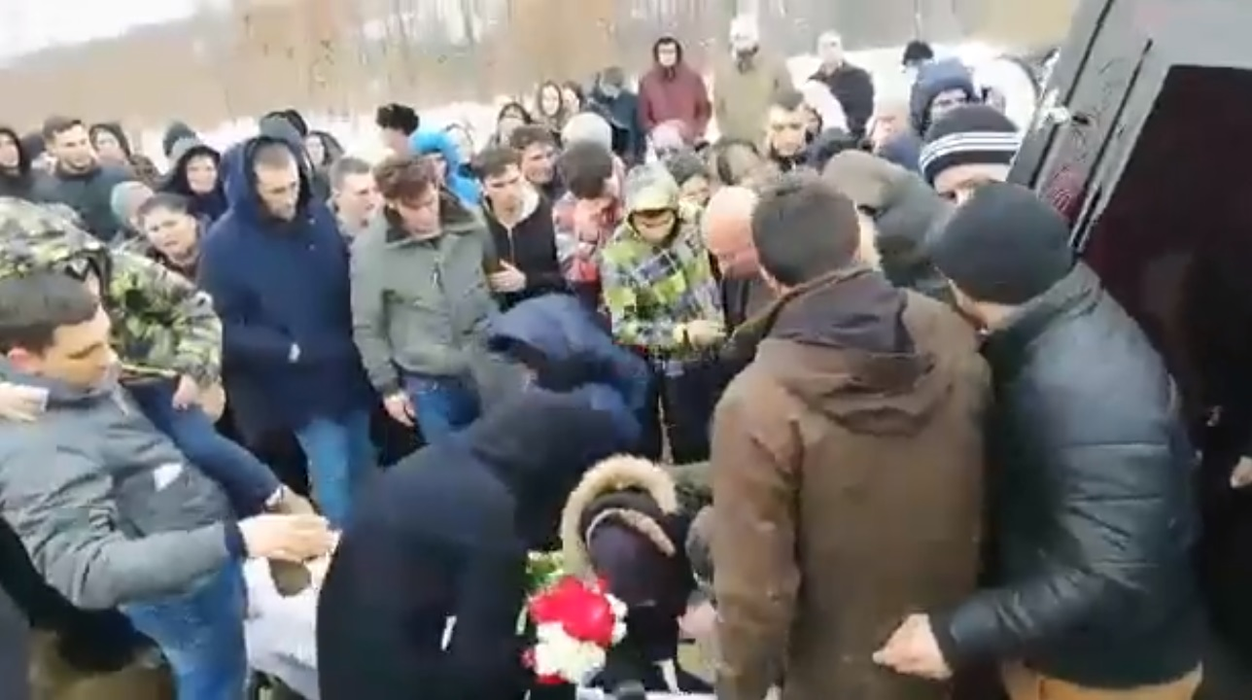 Imagini de la înmormântarea mamei din Timiș cu 18 copii! E cutremurător ce s-a întâmplat când au băgat-o pe Lidia în groapă. VIDEO