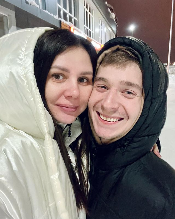 Influencerița care s-a căsătorit cu fiul ei vitreg așteaptă un copil: „Ne veți judeca”