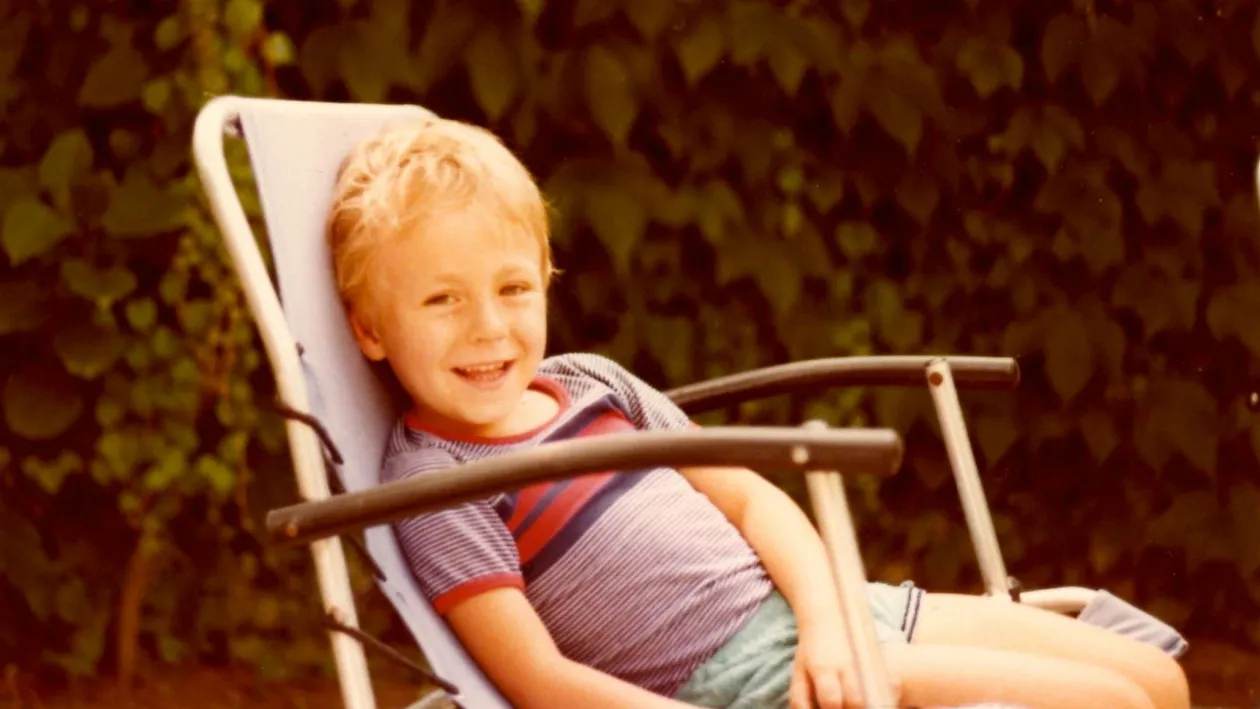 Puştiul ăsta a ajuns să fie unul dintre cei mai premiaţi regizori din România! Şi s-a iubit şi cu Monica Bârlădanu! Ştii cine e?