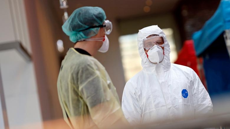 Avertismentul unui medic, după explozia de cazuri noi: ”Oamenii nu înțeleg că e mai bine acasă, izolat, decât la spital”