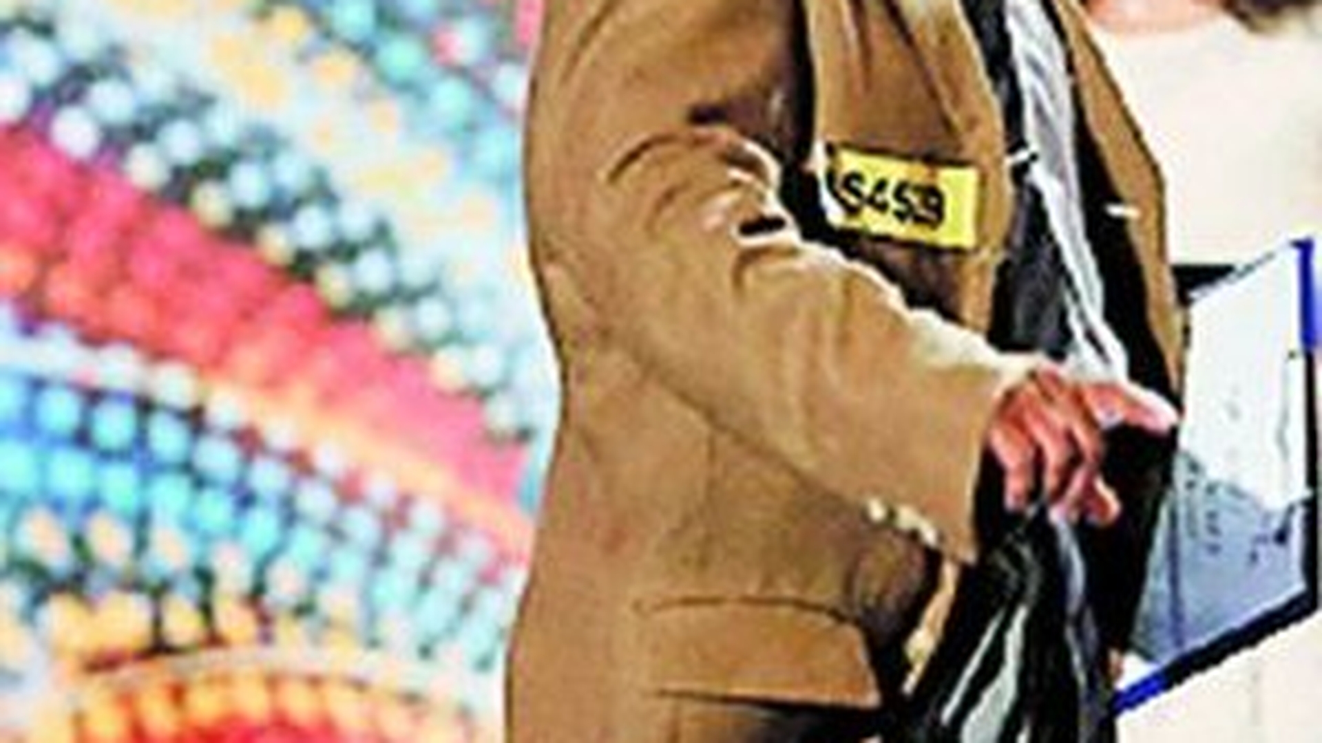 Simpaticul trubadur de la "Romanii au talent" locuieste la Oituz, cu Gena si Mihaela. Gigel Frone nu sufla in fata surorilor