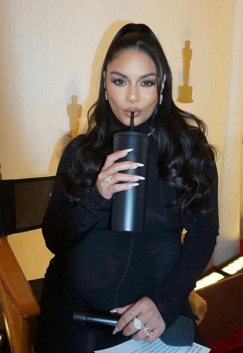 Vanessa Hudgens va deveni mămică. Actrița și-a etalat burtica de graviduță la Premiile Oscar 2024. FOTO