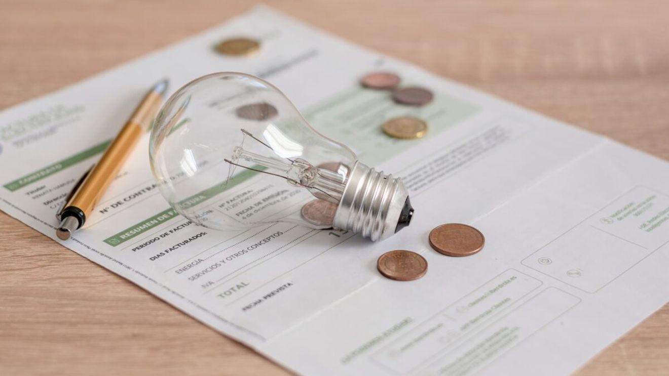 Cum reduci facturile la energia electrică, potrivit specialiștilor. Ce trucuri utile au pentru tine