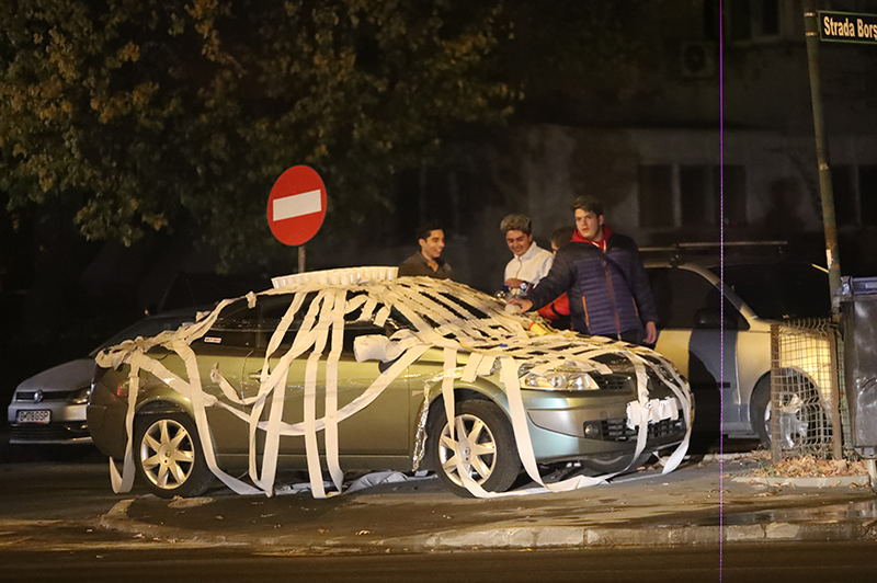 Mașina a fost împachetată în hârtie igienică