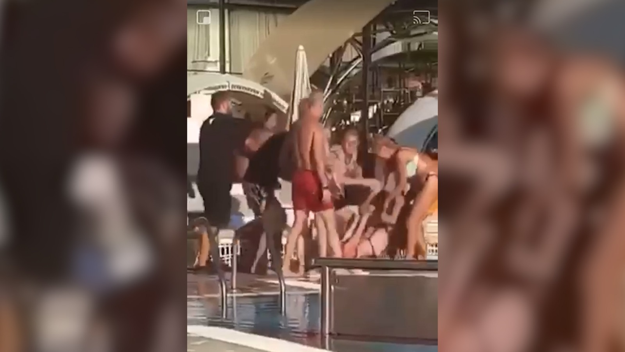 Imagini șocante la o piscină din Capitală, după ce două tinere s-au luat la bătaie, iar conflictul a escaladat