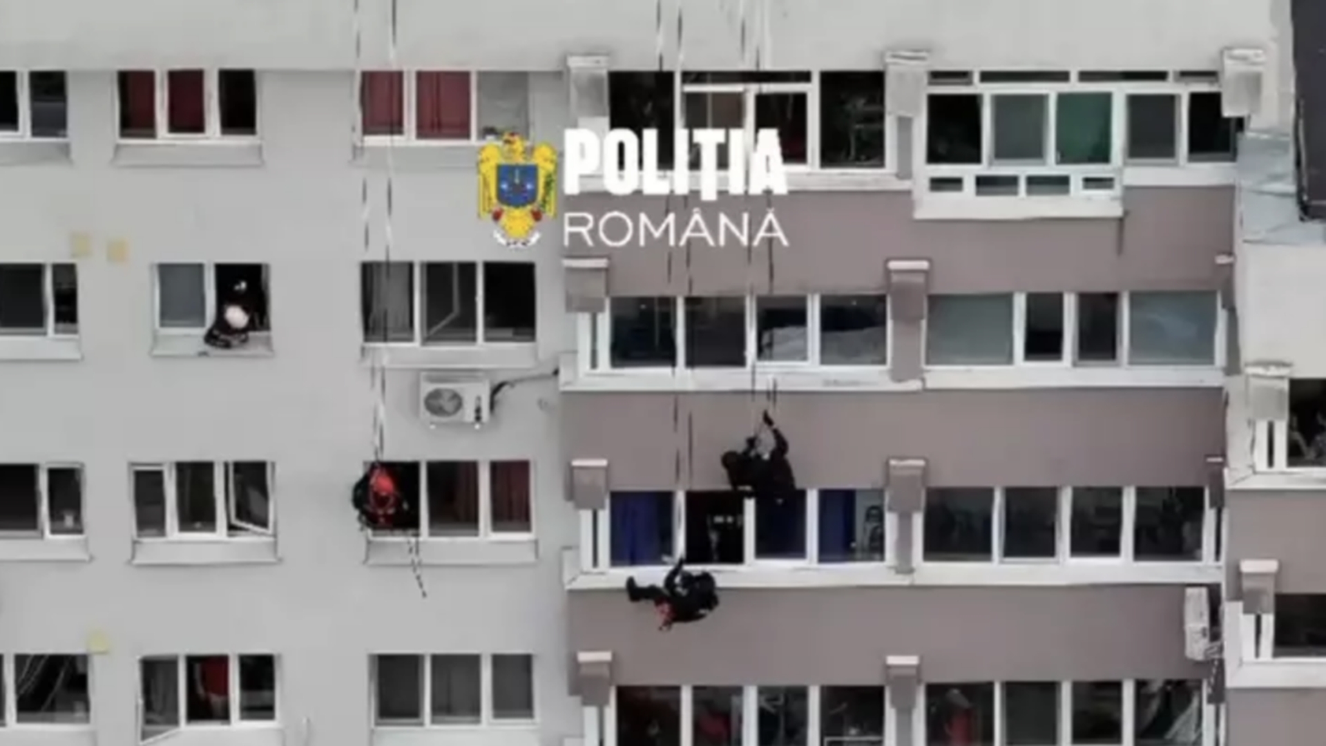 Intervenție dramatică în Sectorul 6! Mascații au escaladat un bloc pentru a salva o femeie